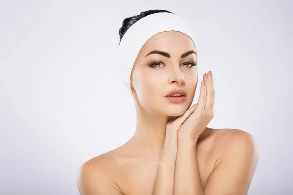 Girl wearing hair bandage — Stock Photo, Image