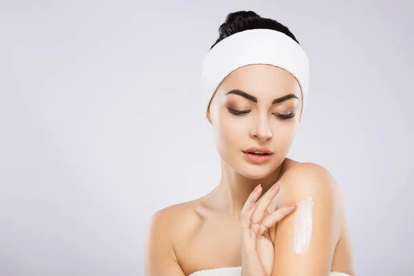 Girl  using skin cream — Stock Photo, Image