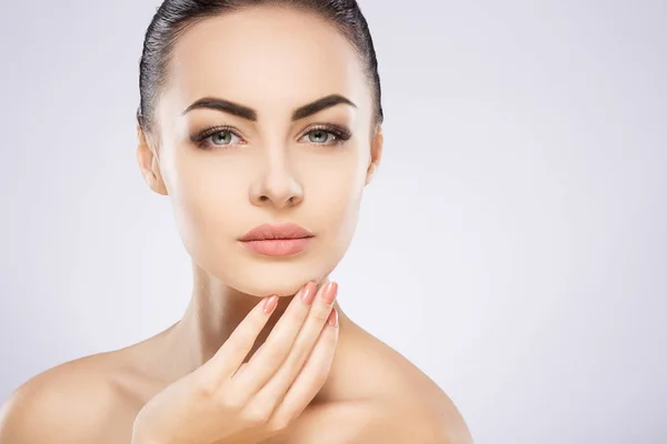 Kız holding el yüz yakınındaki