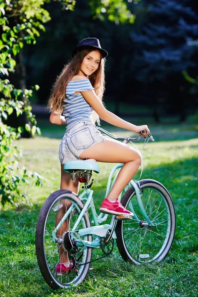 Chica alegre con bicicleta — Foto de Stock