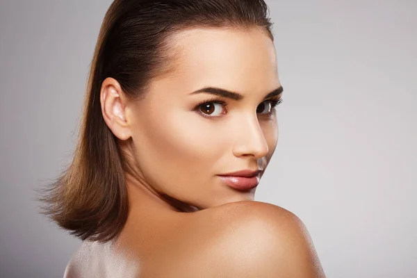 Girl with brown hair posing — Stock Photo, Image