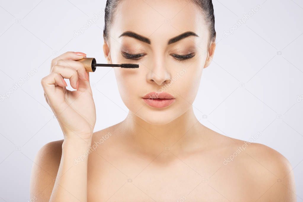  girl doing make up with mascara