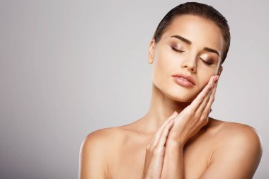 Kız çıplak makyaj stüdyosu ile