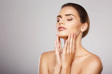 Çıplak makyaj stüdyosu ile güzel kız