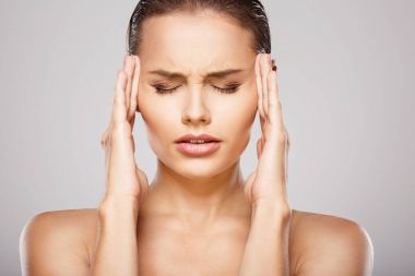 Kız baş ağrısı çekiyor.. 