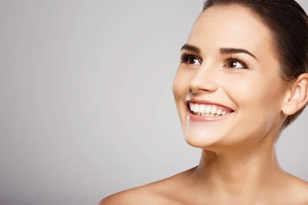 Mädchen mit braunen Haaren posiert — Stockfoto