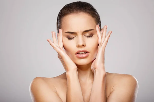 Mädchen leidet unter Kopfschmerzen. — Stockfoto