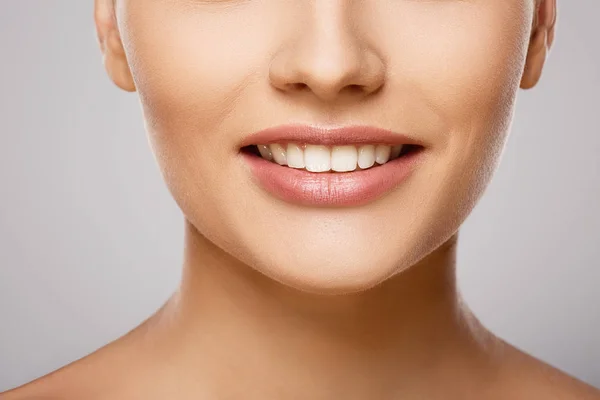 Mujer con sonrisa brillante . — Foto de Stock