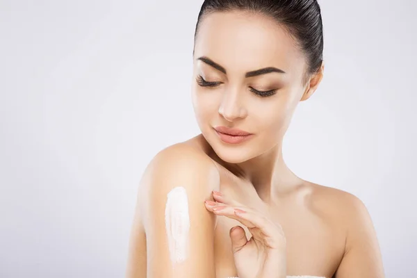 Girl using cream — Stock Photo, Image