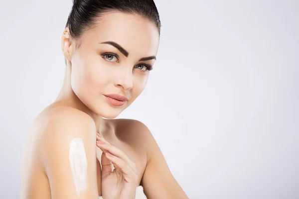 Girl using cream — Stock Photo, Image