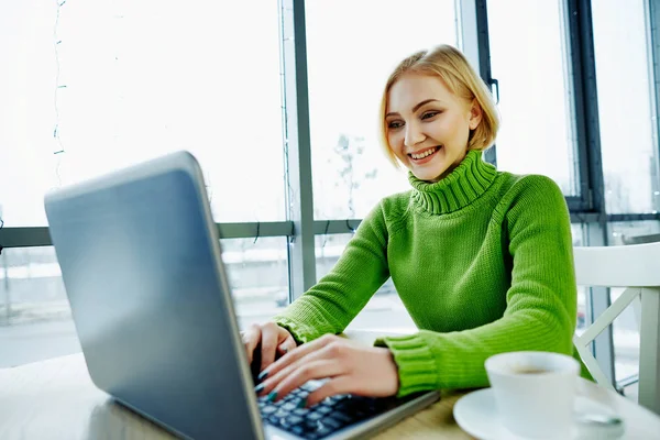 Dziewczyna sobie zielony sweter z laptopa — Zdjęcie stockowe