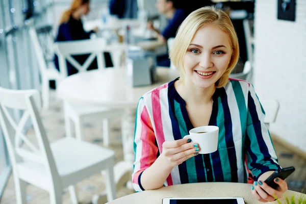 Chica con teléfono móvil y taza de café —  Fotos de Stock