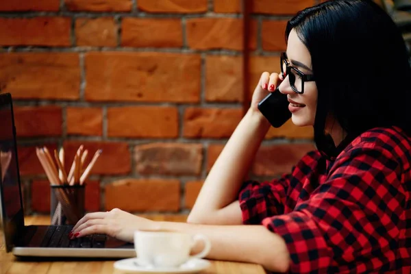 Chica en la cafetería con teléfono — Foto de Stock