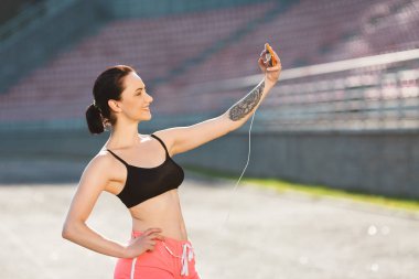 Kız selfie çekiyor. 