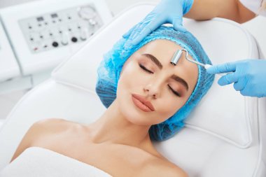  kanepe Kosmetoloji kliniğinde yatan kadın