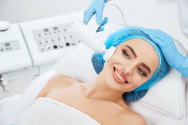  Fırçalama için doktor holding enstrüman