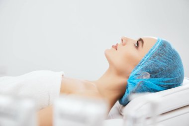 Kosmetoloji klinikte yalan modeli 