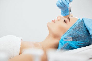 Microdermabrasia yordam yapıyor doktor eller