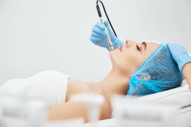 Microdermabrasia yordam yapıyor doktor eller