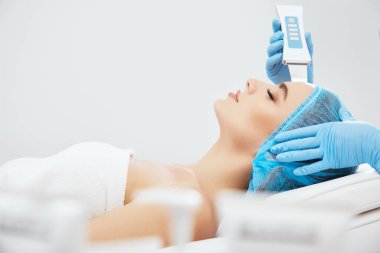 model mavi şapkalı koltukta yalan 