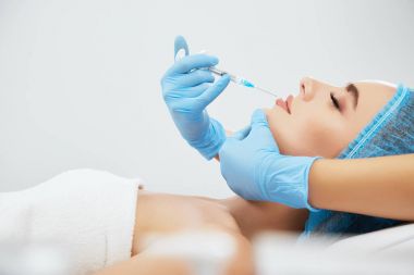 Kosmetoloji kliniğinde yatan kadın