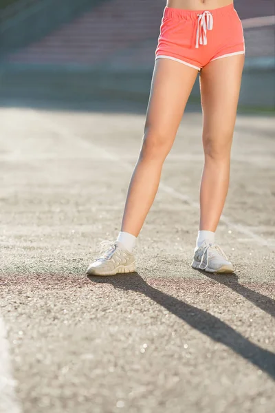 Piernas de niña en zapatillas blancas — Foto de Stock