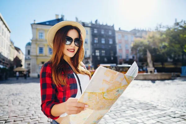 Turist holding Haritası — Stok fotoğraf