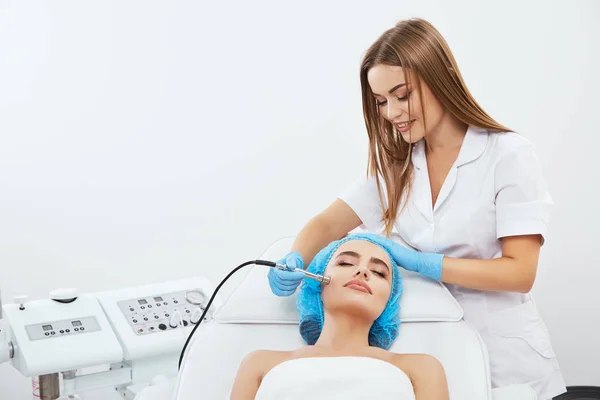 Doktor Microdermabrasia prosedürü yapıyor.