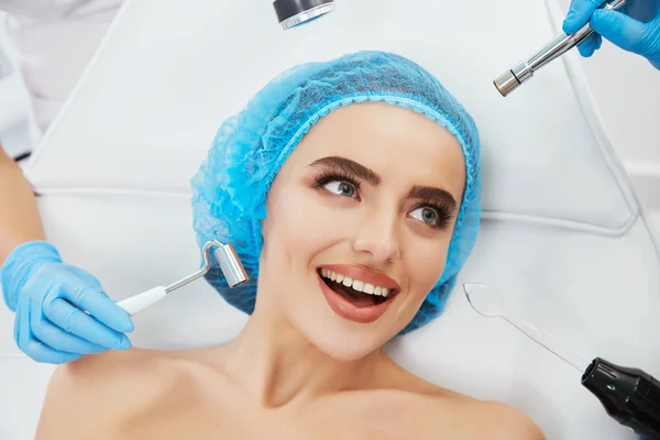 Žena ležela na gauči v cosmetological klinika — Stock fotografie