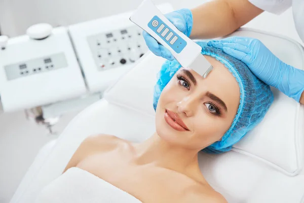 Donna sdraiata sul divano in clinica cosmetologica — Foto Stock