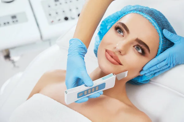 Kvinna liggande på soffan i cosmetological klinik — Stockfoto