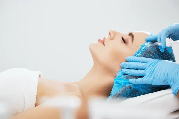 Donna sdraiata in clinica cosmetologica — Foto Stock