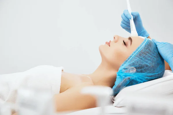 Kobieta, leżąc w klinice kosmetologiczne — Zdjęcie stockowe