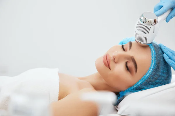 Woman  lying  in cosmetological clinic — Stock Photo, Image