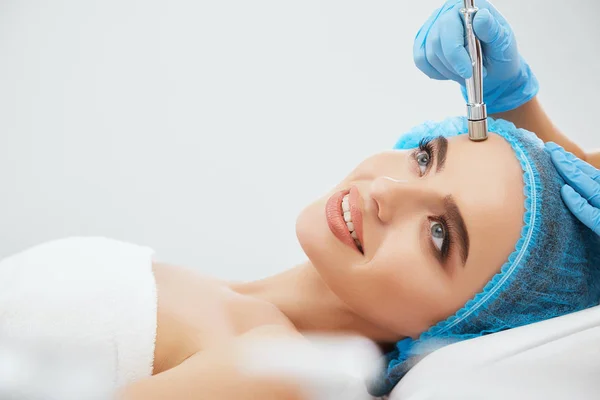 Woman  lying  in cosmetological clinic — Stock Photo, Image