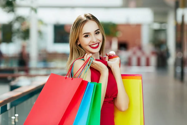 Chica con bolsas de compras —  Fotos de Stock