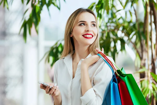 Chica sosteniendo el teléfono móvil — Foto de Stock