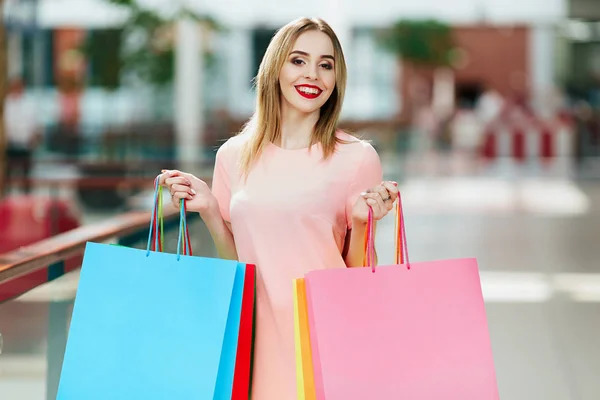 Chica con bolsas de compras —  Fotos de Stock