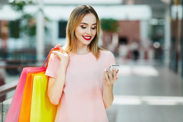 Menina com sacos de compras — Fotografia de Stock