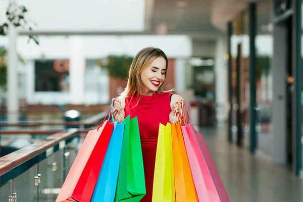 Fille avec des sacs à provisions — Photo