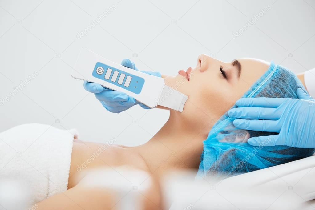 Model on procedure of ultrasonic peeling