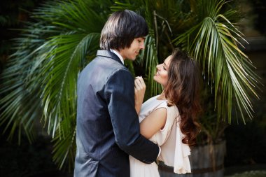 Gelin ve damat yakın duran 