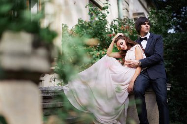 Gelin ve damat oturan