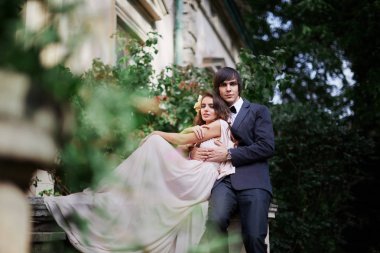 Gelin ve damat oturan