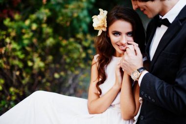 Gelin ve damat ayakta 