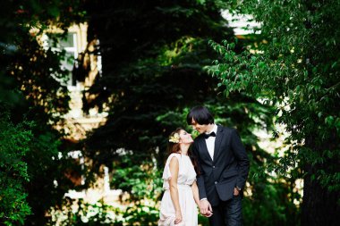 Gelin ve damat ayakta 