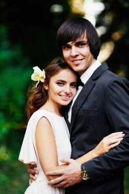 Gelin ve damat ayakta 