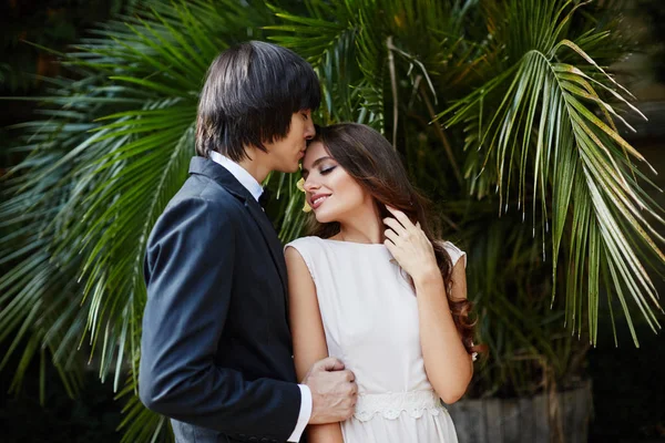 Bride and bridegroom standing close — Stock Photo, Image