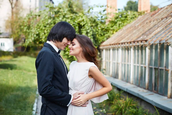 Bride and bridegroom standing close — Stock Photo, Image