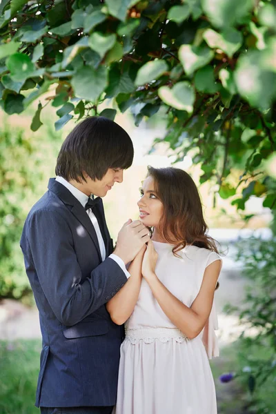 Noiva e noivo de pé perto — Fotografia de Stock
